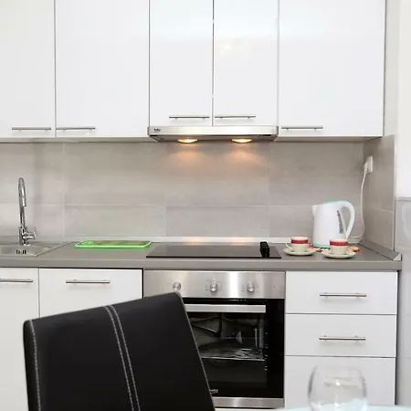 Bridgeview Apartment *